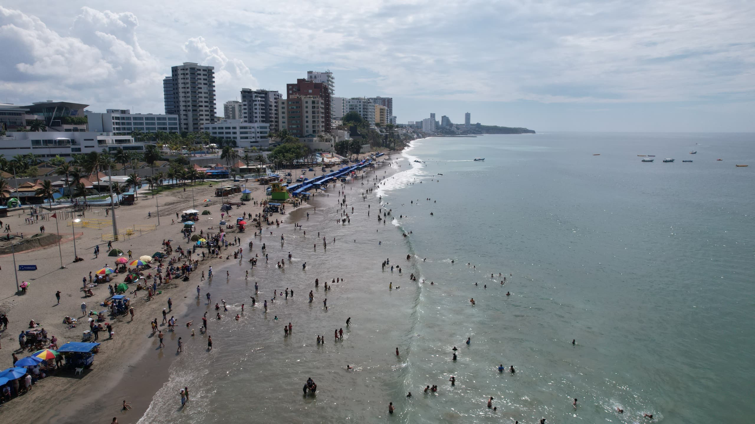 Playa El Murciélago y la costa urbana de Manta.